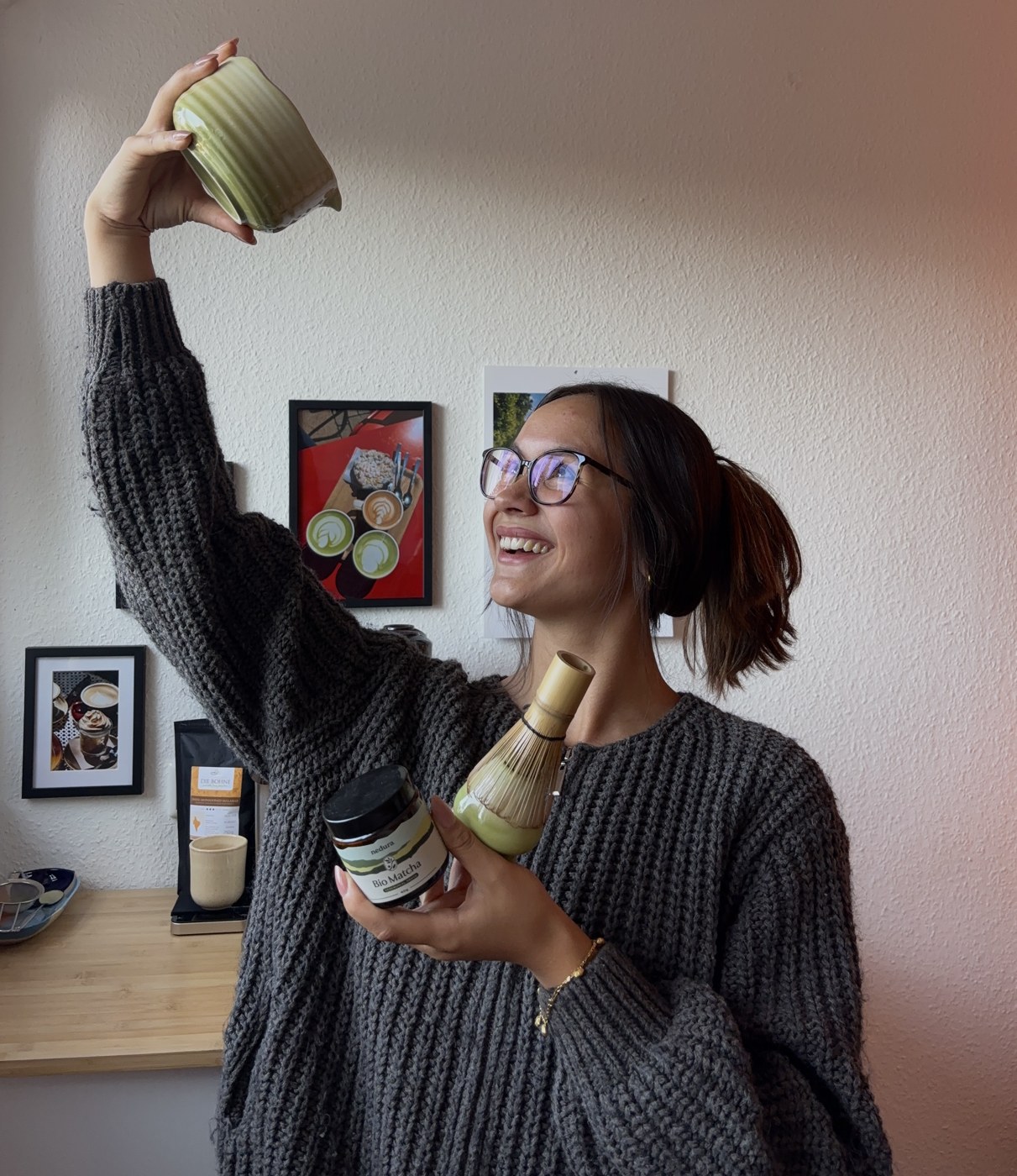 Wilma mit Matcha Set in der Hand