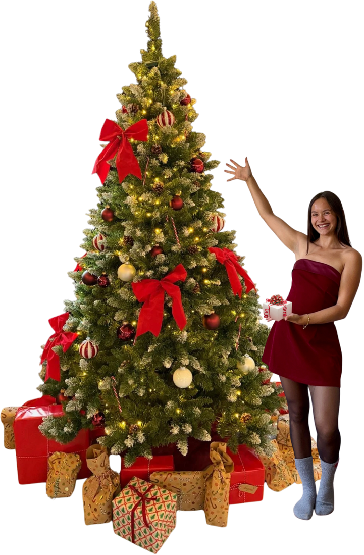 Wilma Marie Clavecilla mit geschmücktem Weihnachtsbaum